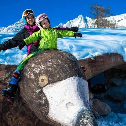 Illustratie bij: Waarom wintersport ook met de allerkleinsten heel leuk is (sleetje rijden!)