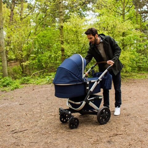 Illustratie bij: Marcel nam de hobbel: voor het eerst naar buiten met de kinderwagen