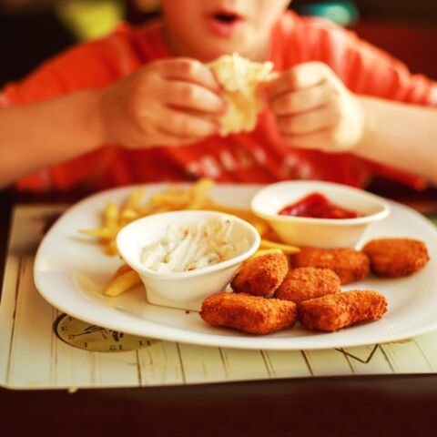 Illustratie bij: Waarom is het eten altijd zo vies op kinderplekken? Tijd voor een nieuwe menukaart