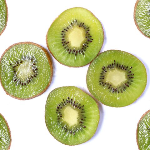 Illustratie bij: Briljant! Zo schil je in één keer een kiwi… zonder geknoei!