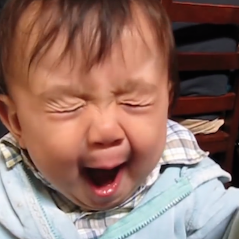 Illustratie bij: Te grappig, baby’s die voor het eerst iets zuurs eten!