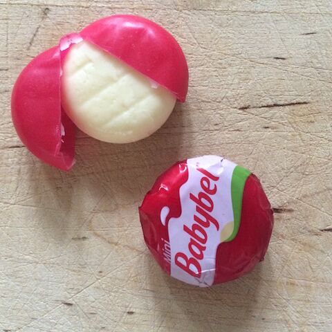 Illustratie bij: Kneed een knuffel van de rode was van Babybel en steun daarmee CliniClowns!