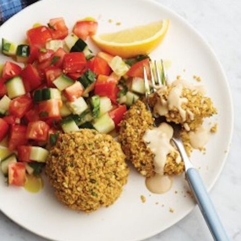 Illustratie bij: Falafelnuggets met komkommer-tomaten salade