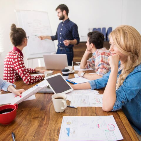 Illustratie bij: Wat kinderloze collega’s moeten weten over de jonge werkende moeder