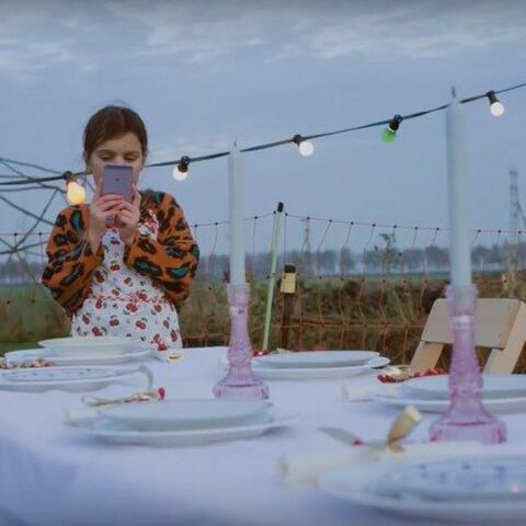 Illustratie bij: Naomi leeft met haar kinderen in een yurt. “We hebben gewoon bereik hoor!”