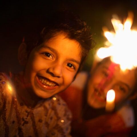 Illustratie bij: Wisten jullie wat het échte risico is met vuurwerk en kinderen?