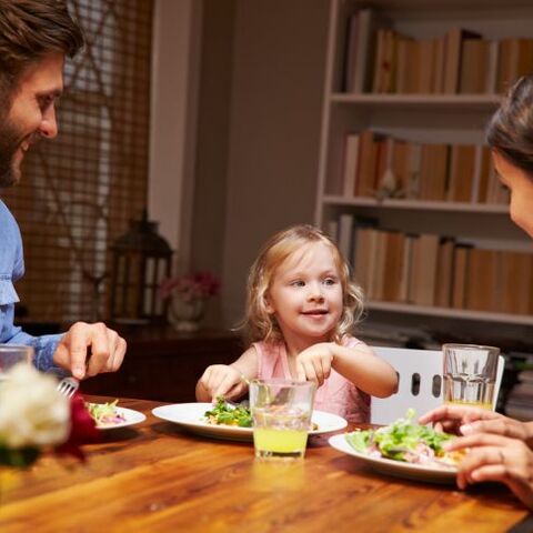 Illustratie bij: 15 Dingen die je denkt als je met je kind aan tafel zit