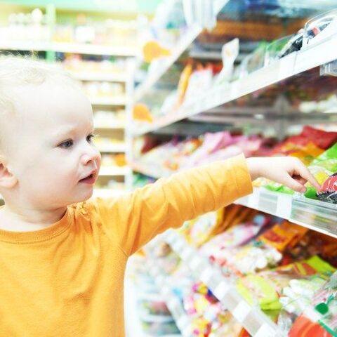 Illustratie bij: Kan iemand snoep/knijpfruit/Cars-shampoo op kinderhoogte in winkels verbieden?