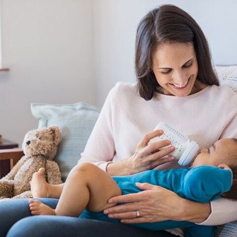 Illustratie bij: Waarom Vala bij haar derde kind bewust koos voor flesvoeding