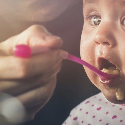 Illustratie bij: Hoera! Potjes voeren aan je baby (ipv vers) is helemaal zo slecht nog niet!