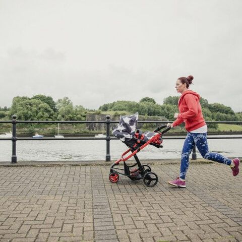 Illustratie bij: Brief aan de kersverse, hardlopende moeder achter haar kinderwagen