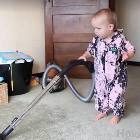 Illustratie bij: Deze vader legt je haarfijn uit hoe je je baby aan het schoonmaken krijgt