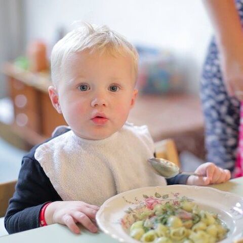 Illustratie bij: Spitsuurrecept: Josines pasta met cervelaat, spinazie en champignons