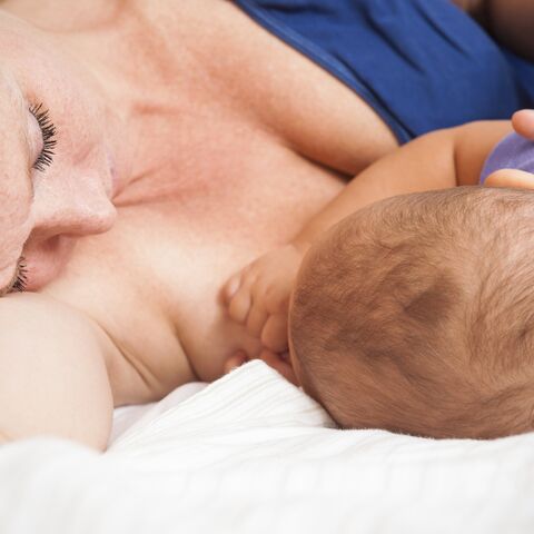 Illustratie bij: Nieuwe trend in moederland: doe jij al aan breastsleeping?