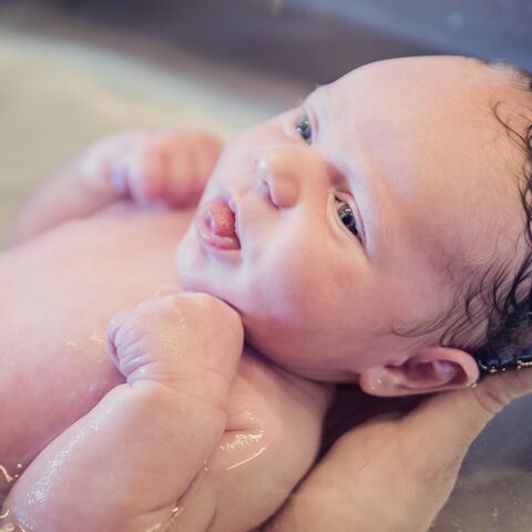 Illustratie bij: Spetter, pieter, pater, lekker in het water. Baby voor het eerst in bad, hoe doe je dat?