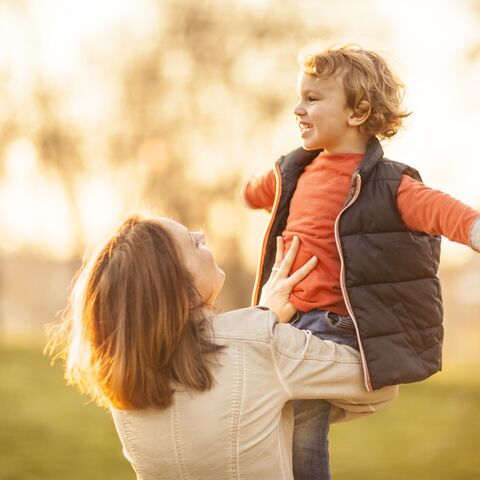 Illustratie bij: Brief aan mijn autistische zoon: “Altijd twee stappen voorwaarts, één terug. Maar samen komen we er wel”