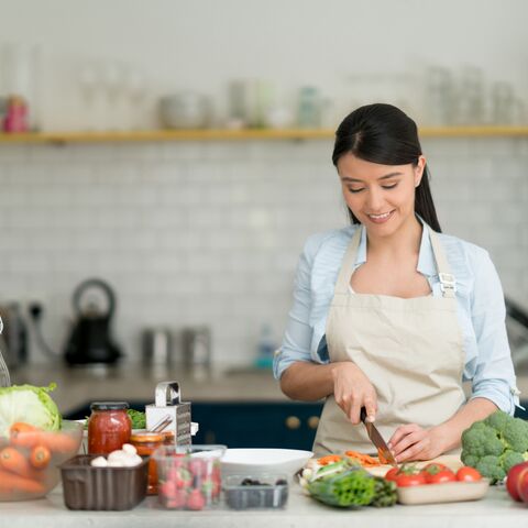 Illustratie bij: “Ga koken, vrouw!” (Waarom papa mama tegenwoordig weer achter het aanrecht wil)