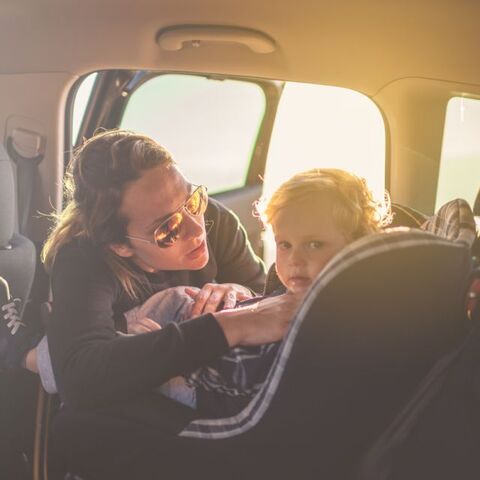 21 dingen die je denkt met je kind in de auto