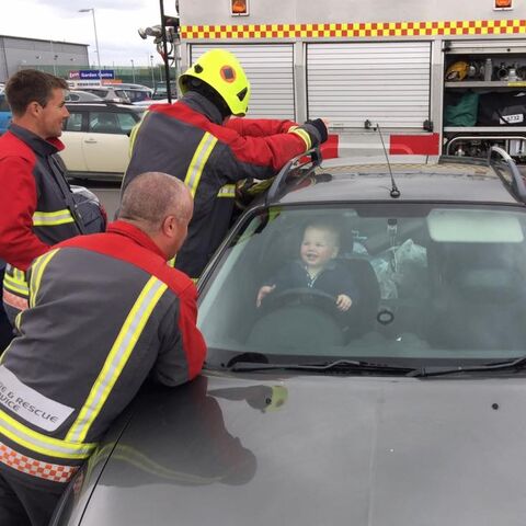 Illustratie bij: Peuter sluit zichzelf op in auto en heeft de tijd van zijn leven als de brandweer te hulp schiet