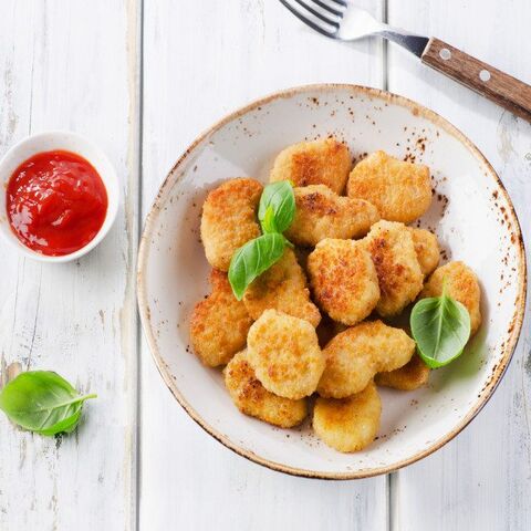 Illustratie bij: Houd ze lekker voor de gek: kipnuggets met bloemkool