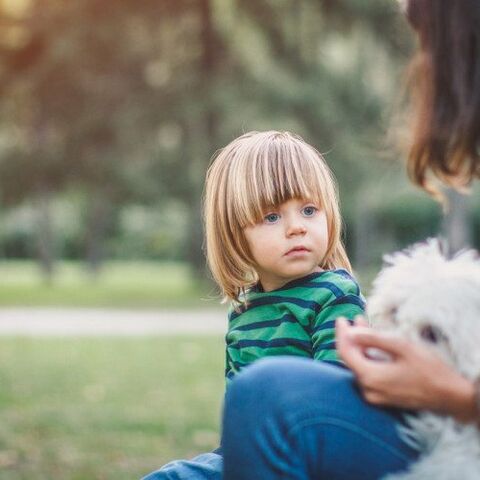 Illustratie bij: 19 Dingen die je herkent als je een kind en een hond hebt