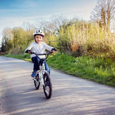 Illustratie bij: 12 Dingen die mensen zeggen als je kind een fietshelm op heeft