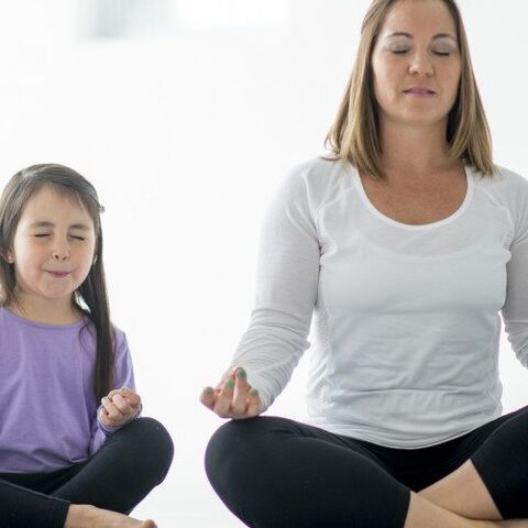 Illustratie bij: Alle ouders aan de Mindfulness. Want de kindertjes krijgen veel te weinig aandacht