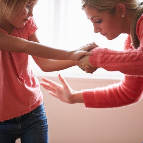 Illustratie bij: Bijna iedereen slaat z’n kind weleens – en waarom je beter zelf op de gang kunt gaan staan