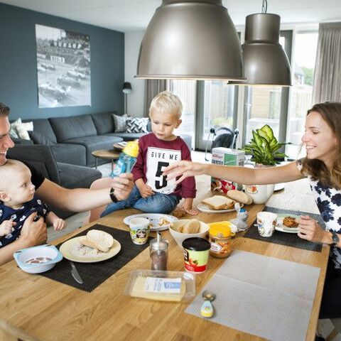 Illustratie bij: Myrthe en haar gezin ruilden hun 40m2 appartementje in voor een hoekhuis: “Alsof je altijd op vakantie bent”