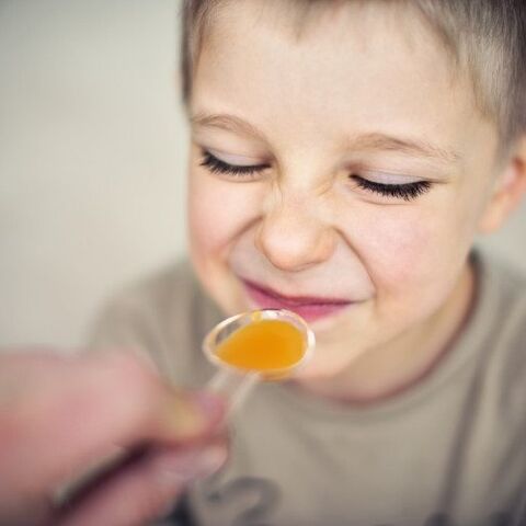 Illustratie bij: 25 soorten kindermedicijnen die iedere moeder standaard in huis heeft