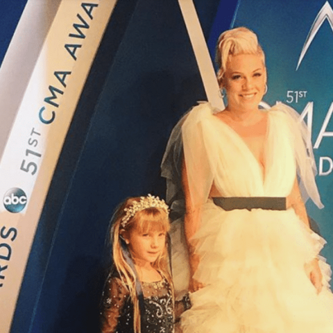 Illustratie bij: Ahh! Supermoeder P!nk had de allerschattigste date voor de CMA’s