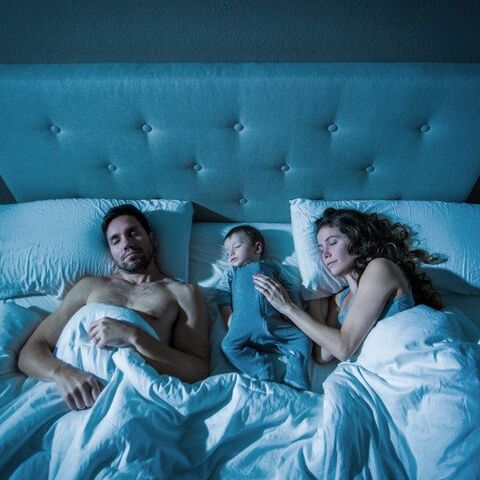 Illustratie bij: Met je baby in één bed: fijn en gezellig, maar ook levensgevaarlijk?