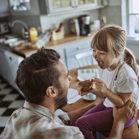 Illustratie bij: Als mama van huis is, dansen papa en de kinderen op tafel (en waarom dat niet erg is)