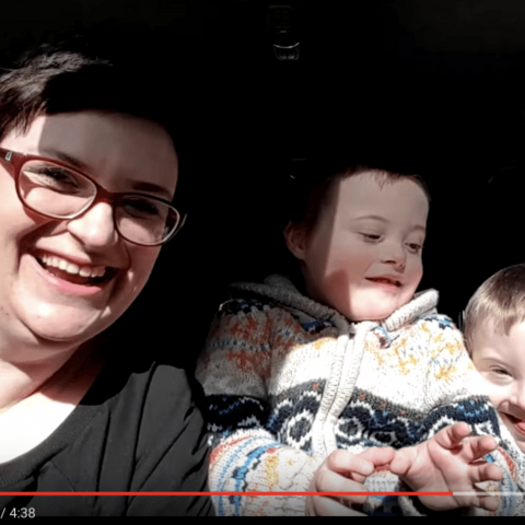 Illustratie bij: Bij deze ‘carpool-karaoke’ met kinderen met Downsyndroom houd je het niet droog