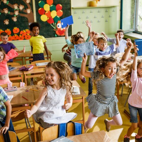 Illustratie bij: Ouders, zet je schrap: het is het eind van het schooljaar (dus verstand op nul en gáán met die banaan)!