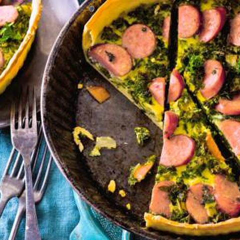 Illustratie bij: Al helemaal in herfstsferen? Probeer dan deze quiche met boerenkool (en een hele rookworst!)