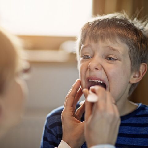 Illustratie bij: Nee, ik kom mijn kind niet ophalen – want van een beetje keelpijn gaat-ie niet dood