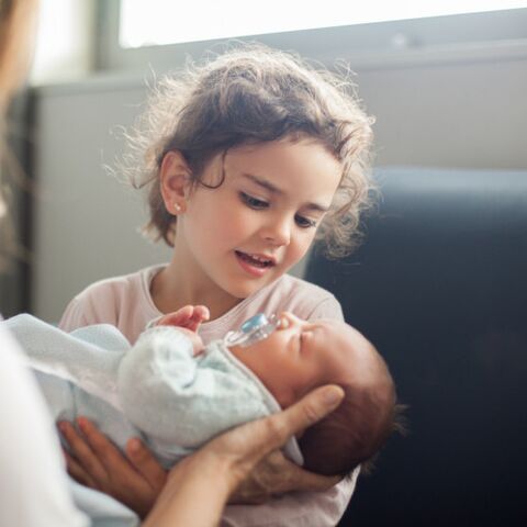 Illustratie bij: Annemieke wil schreeuwen: ‘Blijf met je bacillenvingers van mijn baby af’