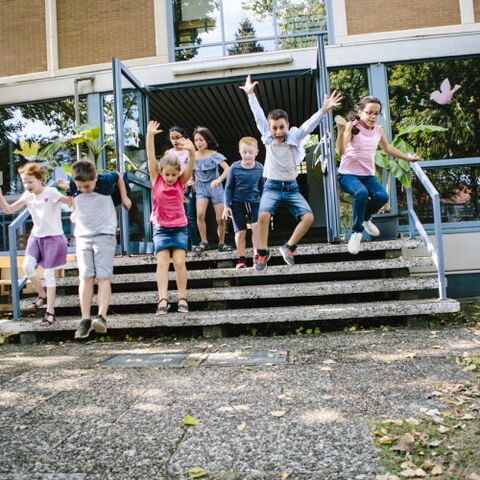 Illustratie bij: Wat je verwacht van de basisschooltijd versus hoe het écht gaat