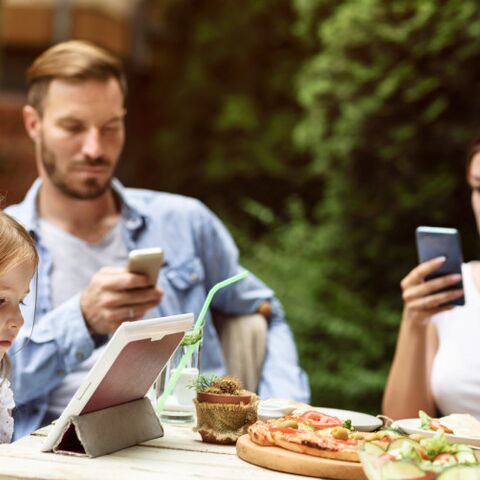 Illustratie bij: Lieve ouders, laat die iPad lekker thuis