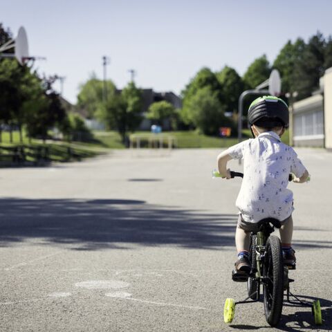 Illustratie bij: De scholen weer open: moederziel alleen in je huispak op de fiets