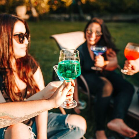 Illustratie bij: Neem eens wat vaker een glas champagne (of wijn. of bier. of gin tonic)