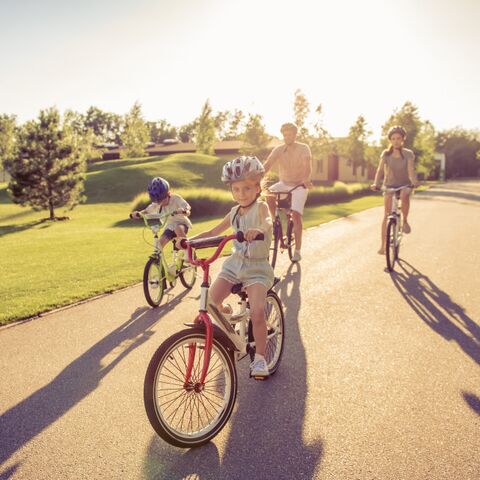 Illustratie bij: Kinderen en fietsen: Handige dingen om te weten over een fietshelm bij kinderen