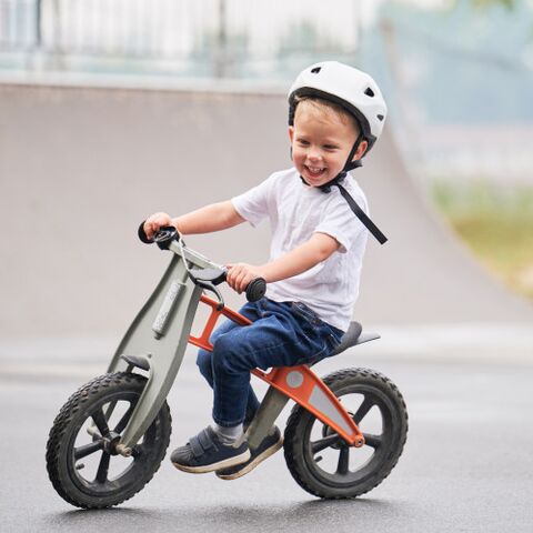 Illustratie bij: Kinderen en fietsen: Leer je kind fietsen zonder zijwieltjes in 5 stappen!