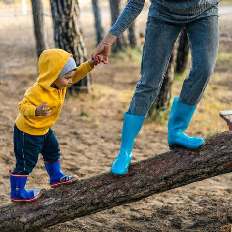 Illustratie bij: Mama behandelt papa als een kleuter. Dus gedraagt-ie zich ook zo