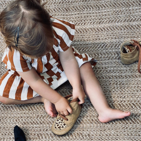 peuter met schoenen