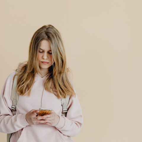 tiener die op haar telefoon bezig is