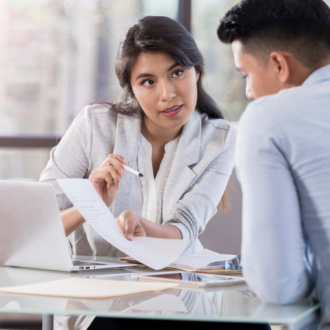 Illustratie bij: “Ik ben verliefd op mijn collega, terwijl ik in een relatie zit: wat nu?”