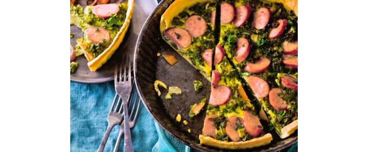 Zin in iets anders? Deze quiche bevat veel groente en een hele rookworst