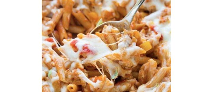 Zo simpel kan het zijn: heerlijke pasta met kipworstjes en mozzarella